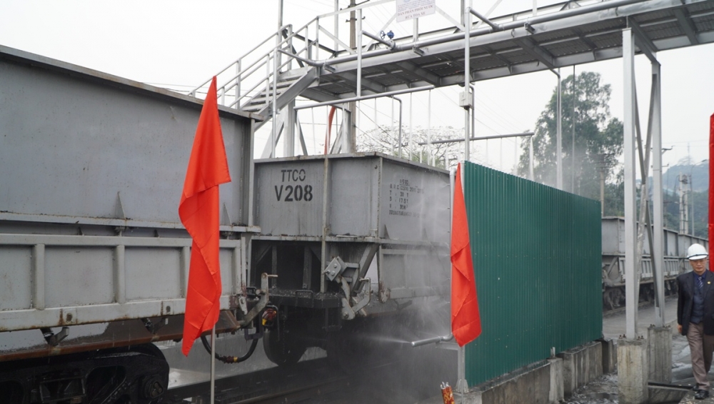 Trạm rửa toa xe giúp giảm lượng than và xít thải còn bám trên các toa xe Trạm rửa toa xe giúp giảm lượng than và xít thải còn bám trên các toa xe