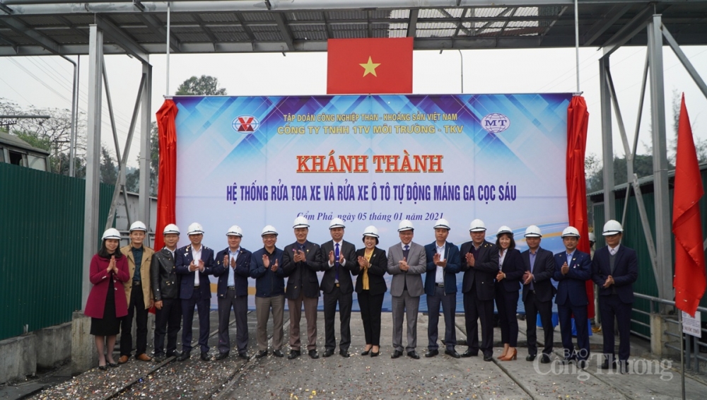 Các đại biểu kéo băng khánh thành dự án Trạm rửa toa xe và rửa xe tự động máng ga Cọc Sáu Các đại biểu kéo băng khánh thành dự án Trạm rửa toa xe và rửa xe tự động máng ga Cọc Sáu