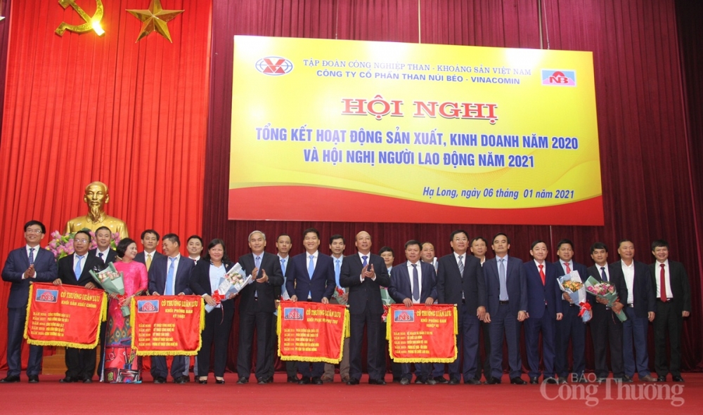 Các tập thể, cá nhân được khen thưởng do có thành tích tốt trong năm 2020