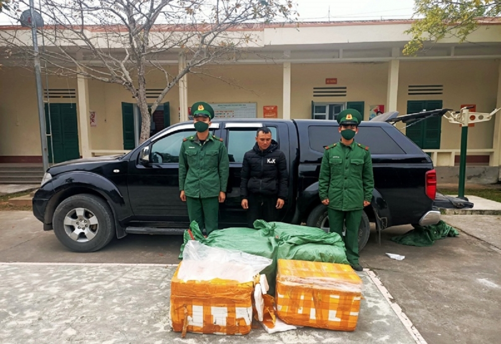 Nguyễn Văn Trung cùng tang vật bị bắt giữ tại cơ quan chức năng Nguyễn Văn Trung cùng tang vật bị bắt giữ tại cơ quan chức năng