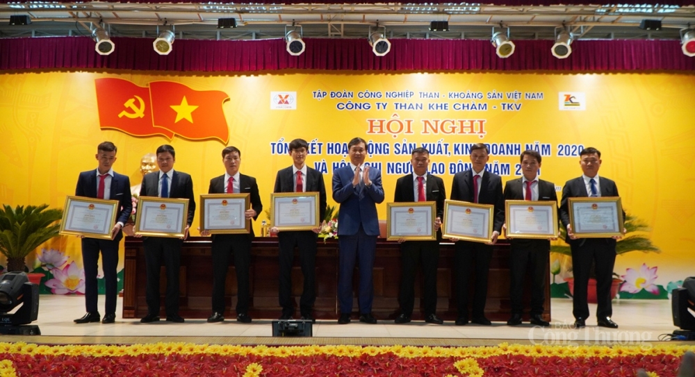 Các cá nhân và tập thể được trạo bằng khen tại hội nghị Các cá nhân và tập thể được trạo bằng khen tại hội nghị