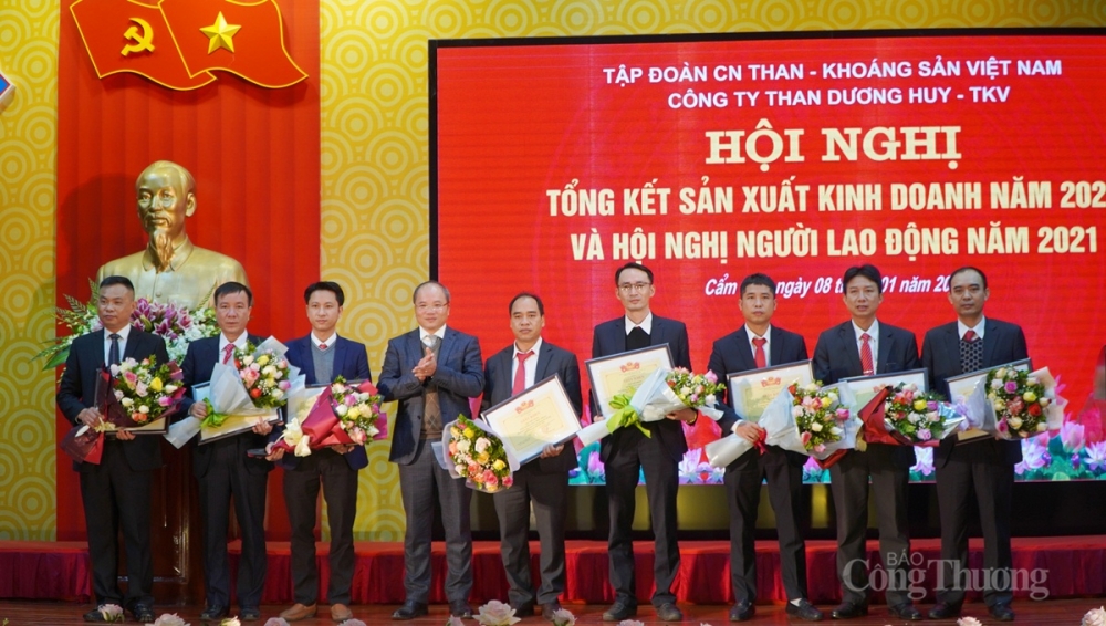 Các cá nhân, tập thể được trao tặng bằng khen tại hội nghị Các cá nhân, tập thể được trao tặng bằng khen tại hội nghị