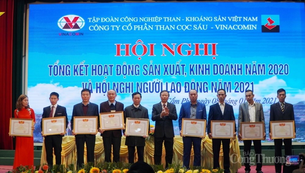 Các tập thể và cá nhân được trao bằng khen tại Hội nghị