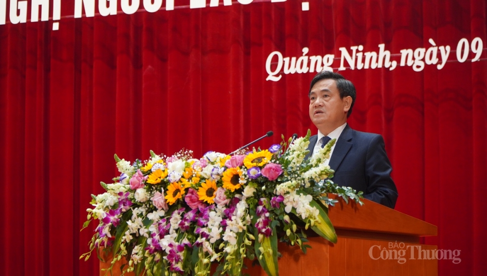 ông Nguyễn Hoàng Trung, Thành viên HĐTV Tập đoàn TKV ghi nhận, biểu dương và chúc mừng các thành tích mà Trường Cao đẳng Than - Khoáng sản Việt Nam đã đạt được trong năm 2020.