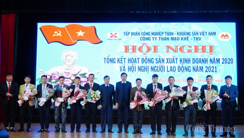 Đại diện các tập thể nhận hoa và quà từ lãnh đạo Tập đoàn TKV