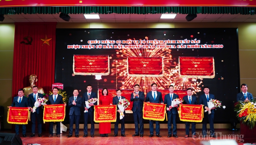 5 đơn vị có thành tích xuất sắc nhận cờ dẫn đầu phong trào thi đua các khối năm 2020 5 đơn vị có thành tích xuất sắc nhận cờ dẫn đầu phong trào thi đua các khối năm 2020