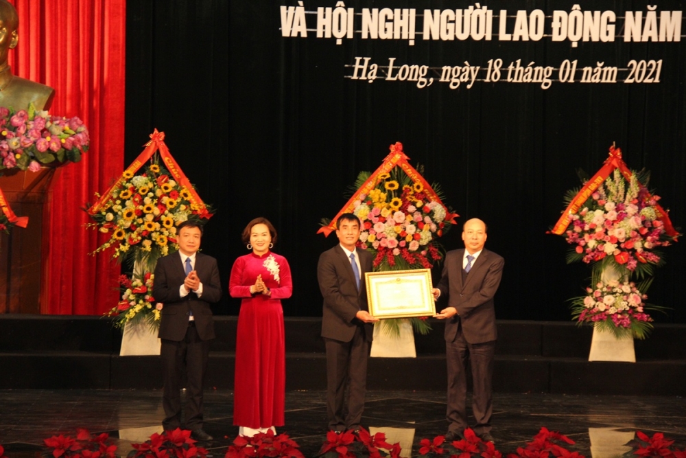 Công đoàn Công ty Than Hòn Gai nhận bằng khen của Thủ tướng Chính phủ Công đoàn Công ty Than Hòn Gai nhận bằng khen của Thủ tướng Chính phủ