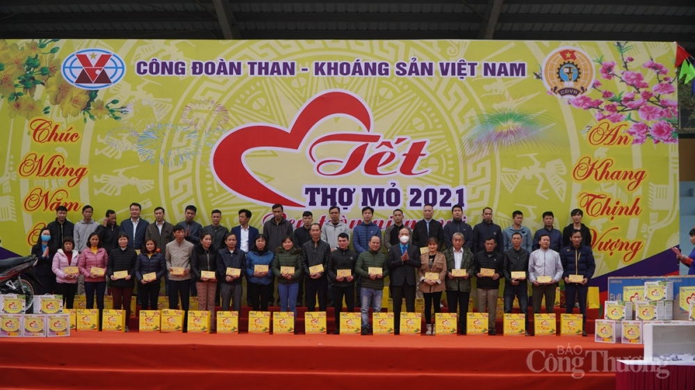 Lãnh đạo Tập đoàn TKV trao quà cho người lao động