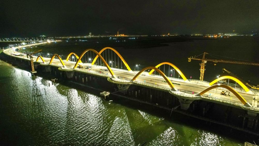 Cầu Tình Yêu (tên gọi cũ là cầu Cửa Lục 1) cầu chính được thiết kế dạng vòm ống thép nhồi bê tông với 6 làn xe cơ giới - là cầu 6 làn xe đầu tiên của Quảng Ninh Cầu Tình Yêu (tên gọi cũ là cầu Cửa Lục 1) cầu chính được thiết kế dạng vòm ống thép nhồi bê tông với 6 làn xe cơ giới - là cầu 6 làn xe đầu tiên của Quảng Ninh