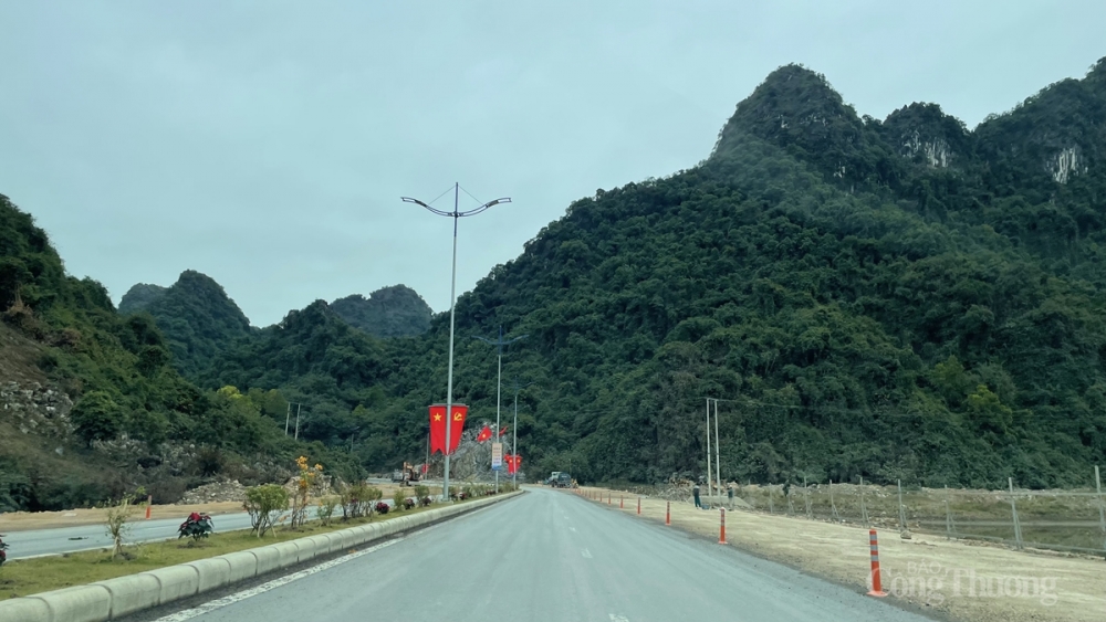 Đường ven biển kết nối TP.Hạ Long với TP.Cẩm Phả, dài 18,6km, quy mô 6 làn xe, được khởi công xây dựng vào tháng 9.2019 Đường ven biển kết nối TP.Hạ Long với TP.Cẩm Phả, dài 18,6km, quy mô 6 làn xe, được khởi công xây dựng vào tháng 9.2019