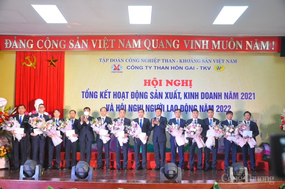 Nhiều CBCNV đã được khen thưởng vì có thành tích xuất sắc trong năm 2021 Nhiều CBCNV đã được khen thưởng vì có thành tích xuất sắc trong năm 2021