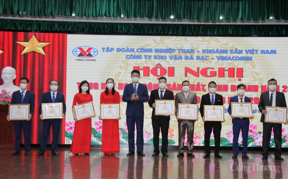 Nhiều cá nhân, tập thể được tặng bằng khen vì có thành tích xuất sắc trong năm 2021 Nhiều cá nhân, tập thể được tặng bằng khen vì có thành tích xuất sắc trong năm 2021