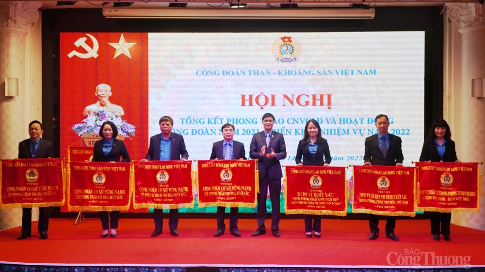 Nhiều tập thể được nhận cờ thi đua của Tổng LĐLĐ Việt Nam Nhiều tập thể được nhận cờ thi đua của Tổng LĐLĐ Việt Nam