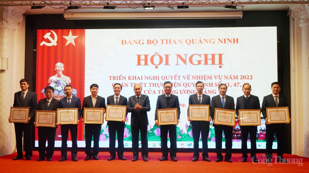 Các đơn vị hoàn thành xuất sắc nhiệm vụ trong năm 2021 được khen thưởng tại hội nghị Các đơn vị hoàn thành xuất sắc nhiệm vụ trong năm 2021 được khen thưởng tại hội nghị