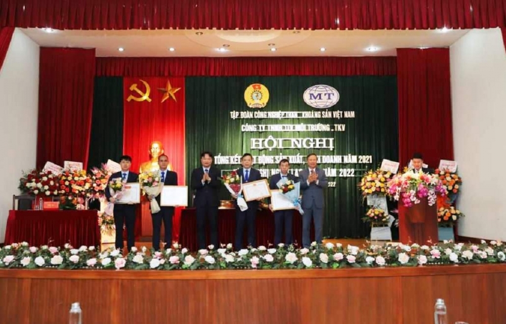 Các cá nhân, tập thể của Công ty TNHH MTV Môi trường – TKV được trao bằng khen vì đã hoàn thành xuất sắc nhiệm vụ trong năm 2021 Các cá nhân, tập thể của Công ty TNHH MTV Môi trường – TKV được trao bằng khen vì đã hoàn thành xuất sắc nhiệm vụ trong năm 2021