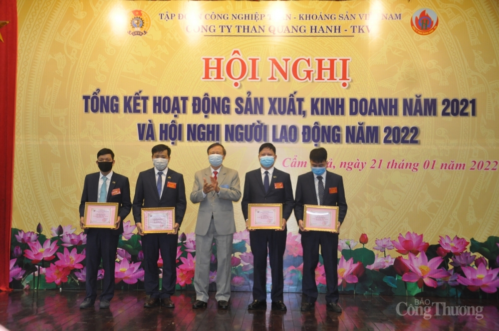 Nhiều tập thể, cá nhân được Ủy ban Quản lý vốn Nhà nước tại doanh nghiệp và Công ty khen thưởng tại Hội nghị tổng kết hoạt động sản xuất, kinh doanh năm 2021 Nhiều tập thể, cá nhân được Ủy ban Quản lý vốn Nhà nước tại doanh nghiệp và Công ty khen thưởng tại Hội nghị tổng kết hoạt động sản xuất, kinh doanh năm 2021
