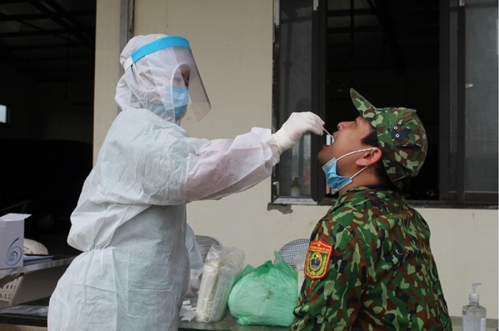 Các cán bộ y tế Lấy mẫu xét nghiệm covid cho cán bộ biên phòng tại khu vực xuất nhập khẩu hàng hóa Các cán bộ y tế Lấy mẫu xét nghiệm covid cho cán bộ biên phòng tại khu vực xuất nhập khẩu hàng hóa