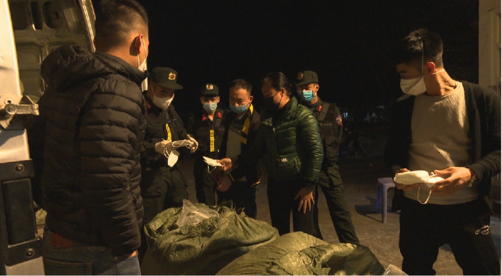 Xe ô tô chở khẩu trang không rõ nguồn gốc bị lực lượng chức năng phát hiện. Ảnh: Nguyễn Khánh Xe ô tô chở khẩu trang không rõ nguồn gốc bị lực lượng chức năng phát hiện. Ảnh: Nguyễn Khánh