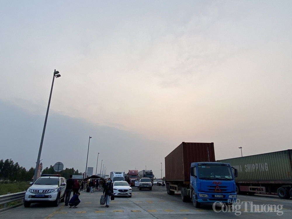 hoạt động vận tải khách nội tỉnh (đường bộ, đường thủy nội địa), hoạt động của xe cá nhân vẫn tiếp tục được phép hoạt động