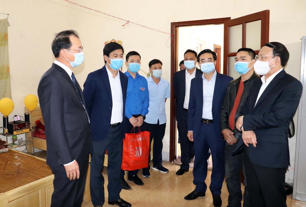 Các đc lãnh đạo tỉnh thăm khu vực sinh hoạt của cán bộ, cn tại Chung cư Cty than Dương