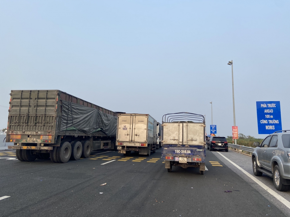 Việc lưu thông hàng hóa giữa tỉnh Quảng Ninh và Hải Dương diễn ra bình thường trong điều kiện đảm ban an toàn phòng chống dịch