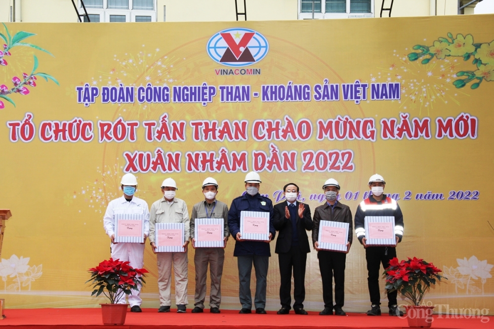 Lãnh đạo tỉnh Quảng Ninh trao quà động viên cán bộ, công nhân viên đang thực hiện nhiệm vụ Lãnh đạo tỉnh Quảng Ninh trao quà động viên cán bộ, công nhân viên đang thực hiện nhiệm vụ