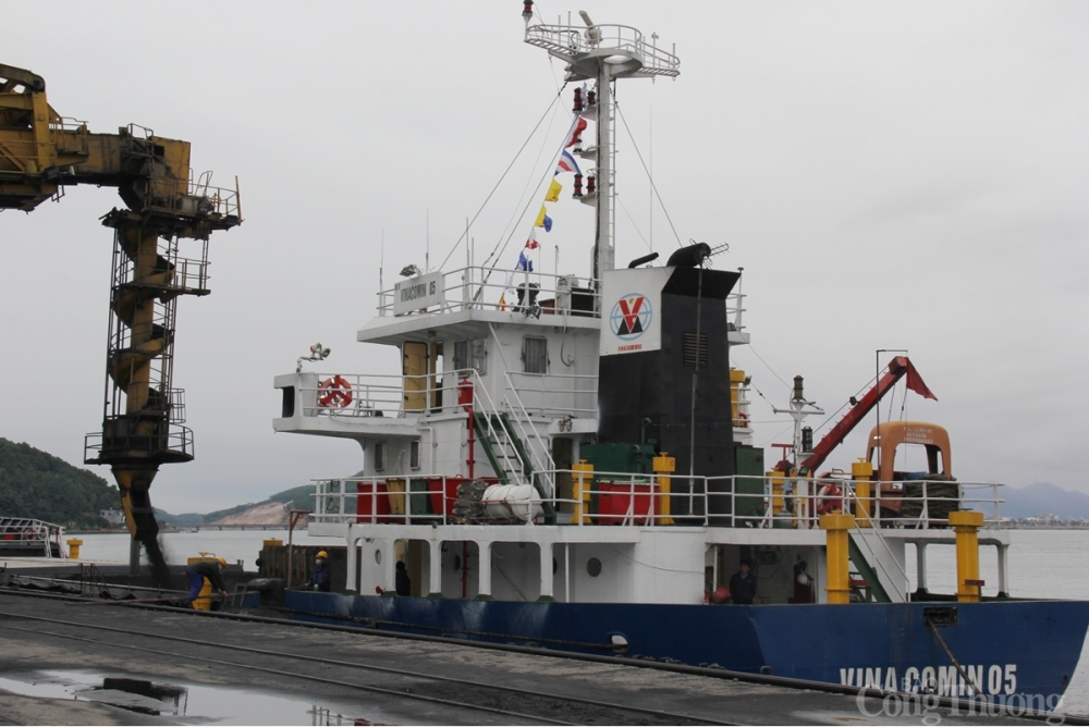 Những tấn than đầu tiên được rót xuống tàu Vinacomin 05 Những tấn than đầu tiên được rót xuống tàu Vinacomin 05