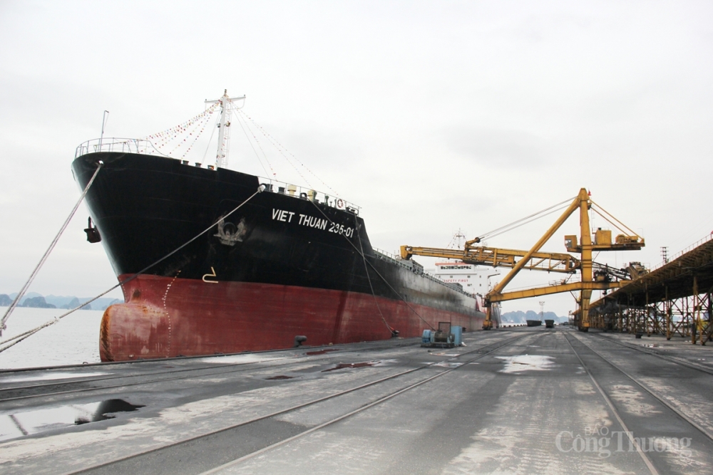 Việt Thuận 235-01 nhận 22.900 tấn than cám Việt Thuận 235-01 nhận 22.900 tấn than cám