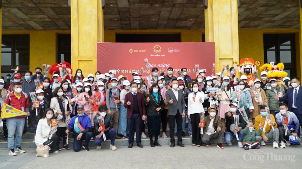 Sau khi đến với Hạ Long, đoàn khách sẽ lên tàu thăm quan vịnh Hạ Long và nghỉ dưỡng trên vịnh