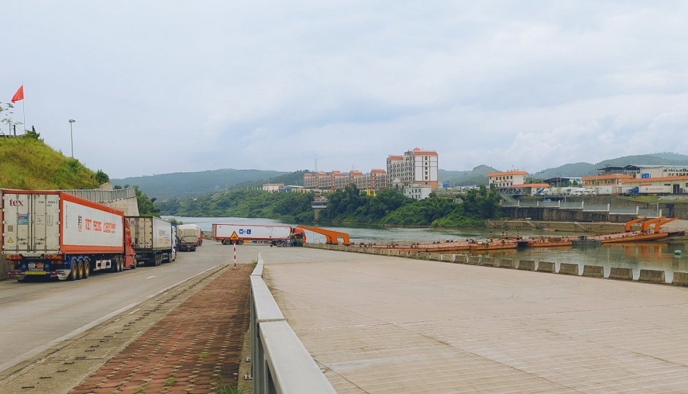 Hàng hải sản tươi sống và hàng hóa thông thường tại Lối mở biên giới Km3+4 Hải Yên Hàng hải sản tươi sống và hàng hóa thông thường tại Lối mở biên giới Km3+4 Hải Yên