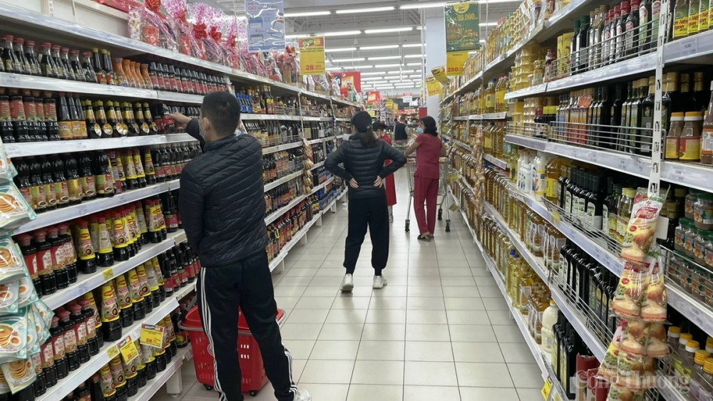 Hàng hóa tại các siêu thị, trung tâm thương mại vẫn rất phong phú cả về chủng loại và số lượng