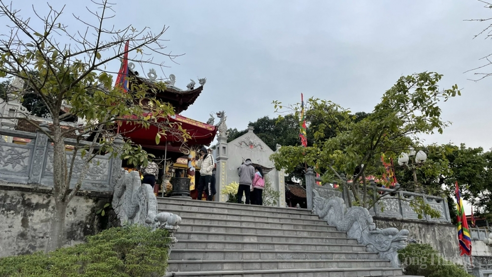 Nhiều du khách trong và ngoài tỉnh đến các địa điểm du lịch tâm linh tại Quảng Ninh dịp đầu năm Nhiều du khách trong và ngoài tỉnh đến các địa điểm du lịch tâm linh tại Quảng Ninh dịp đầu năm