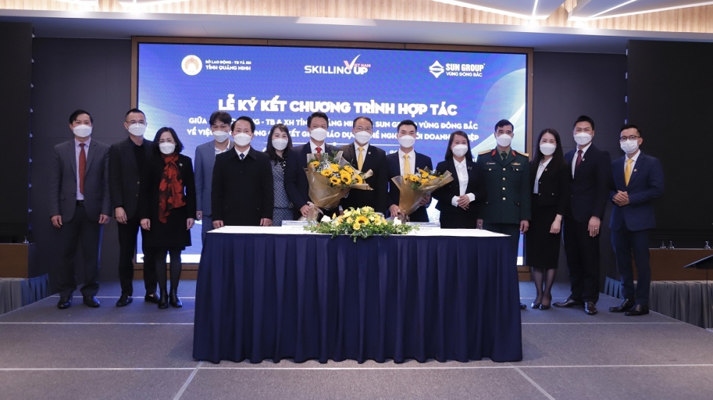 Tập đoàn Sun Group và Sở Lao động Thương binh và Xã hội tỉnh Quảng Ninh cũng đã ký kết Thỏa thuận hợp tác về việc tăng cường gắn kết giáo dục nghề nghiệp với doanh nghiệp để phát triển nguồn nhân lực Tập đoàn Sun Group và Sở Lao động Thương binh và Xã hội tỉnh Quảng Ninh cũng đã ký kết Thỏa thuận hợp tác về việc tăng cường gắn kết giáo dục nghề nghiệp với doanh nghiệp để phát triển nguồn nhân lực