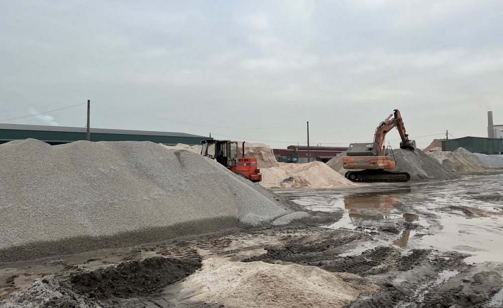 Hoạt động bốc xúc cát từ bãi tập kết Công ty Cổ phần VLXD tổng hợp Đức Cường sang tàu HD-1620 Hoạt động bốc xúc cát từ bãi tập kết Công ty Cổ phần VLXD tổng hợp Đức Cường sang tàu HD-1620