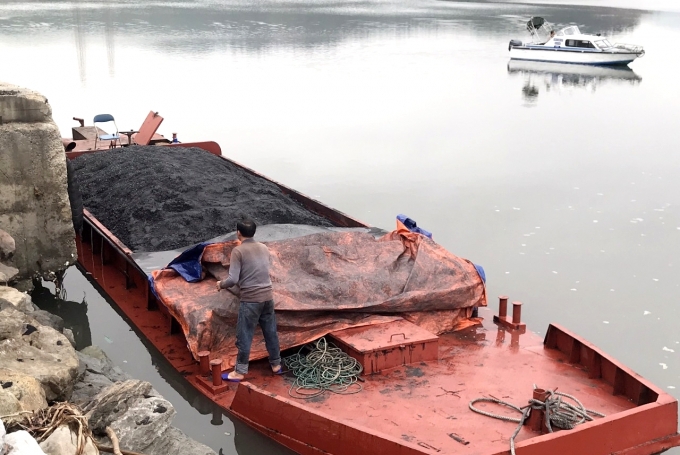 phương tiện và toàn bộ số than cám đang bị tạm giữ điều tra phương tiện và toàn bộ số than cám đang bị tạm giữ điều tra