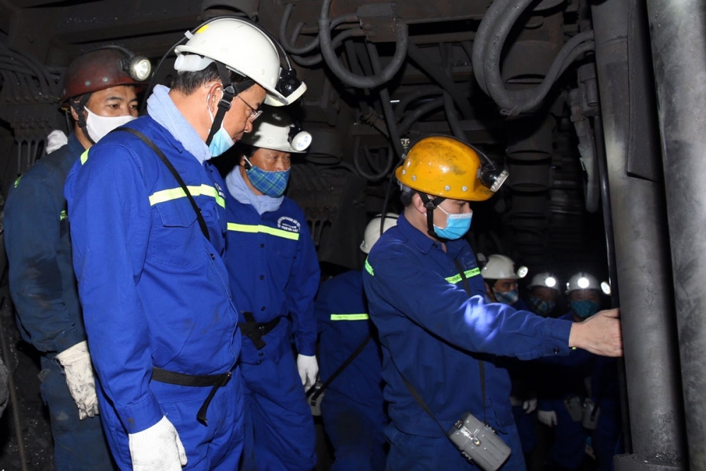 Tổng Giám đốc Tập đoàn TKV - Đặng Thanh Hải đã thăm hỏi, động viên thợ lò và biểu dương kết quả đạt được của Phân xưởng Khai thác 5