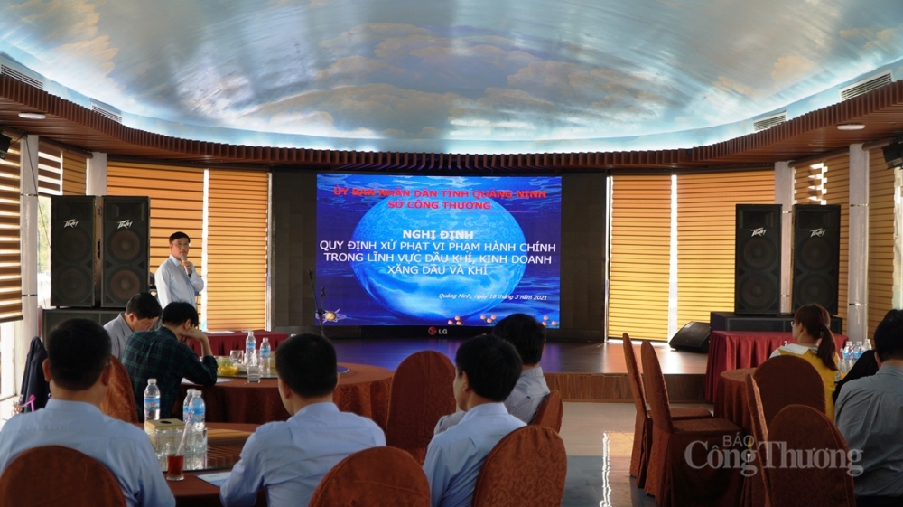 Đại diện Sở Công Thương Quảng Ninh phổ biến Nghị định số 99/2020/NĐ-CP ngày 26/8/2020 của Chính phủ Quy định xử phạt vi phạm hành chính trong lĩnh vực dầu khí, kinh doanh xăng dầu và khí