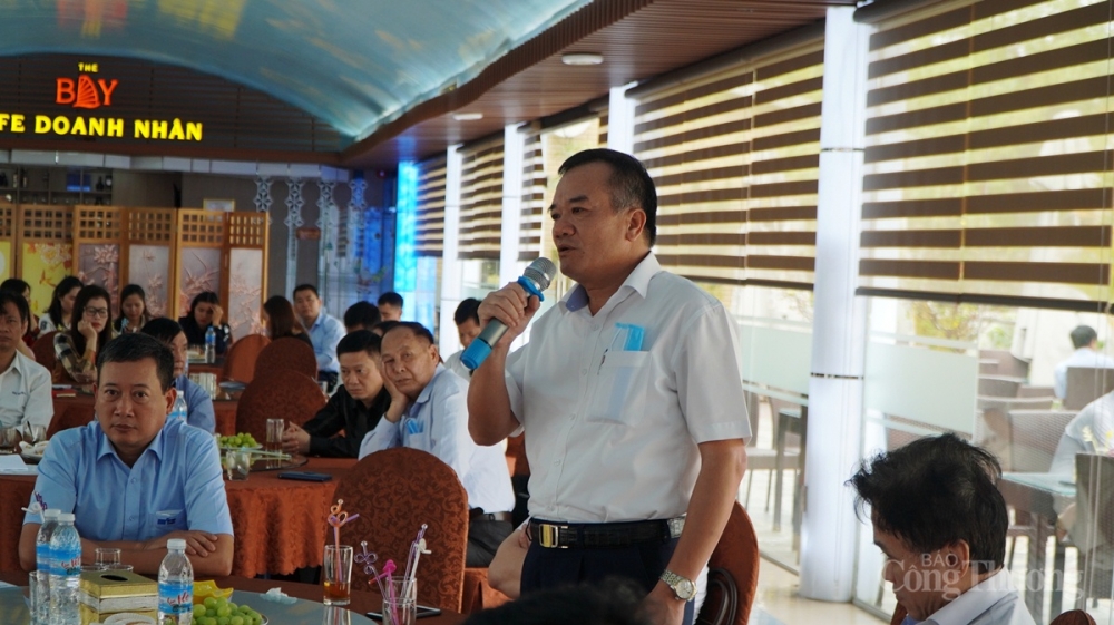 Đại diện công ty Công ty Xăng dầu B12 (Petrolimex Quảng Ninh/B12) đặt câu hỏi về vấn đề liên quan tới việc kinh doanh xăng dầu trên biển