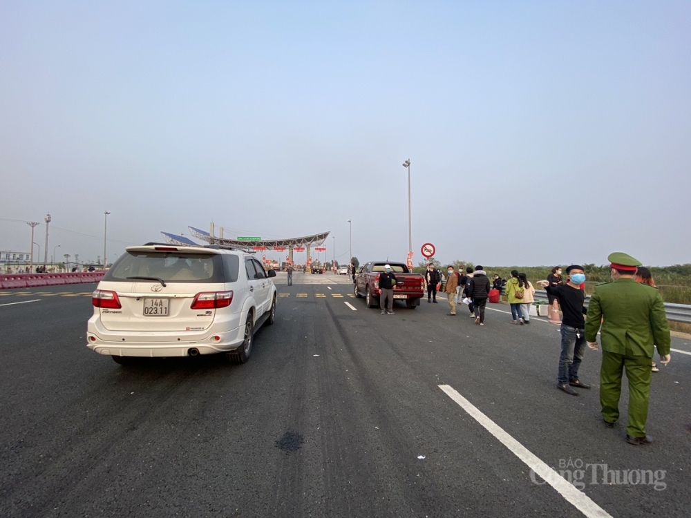 Trạm kiểm soát người và phương tiện ra, vào tỉnh Quảng Ninh tại khu vực cầu Bạch Đằng Trạm kiểm soát người và phương tiện ra, vào tỉnh Quảng Ninh tại khu vực cầu Bạch Đằng