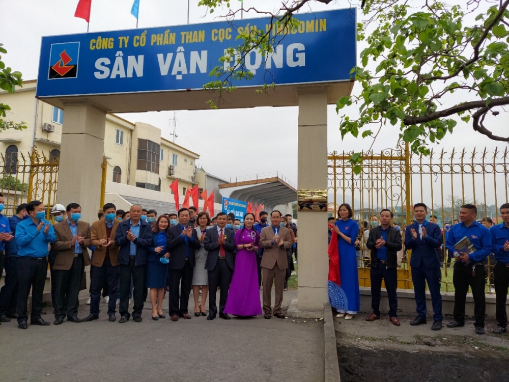 Công trình “Sân vận động thanh niên tham gia quản lý” của Đoàn Thanh niên Công ty Than Cọc Sáu được gắn biển đúng vào dịp Chào mừng kỷ niệm 90 năm Ngày thành lập Đoàn TNCS Hồ Chí Minh Công trình “Sân vận động thanh niên tham gia quản lý” của Đoàn Thanh niên Công ty Than Cọc Sáu được gắn biển đúng vào dịp Chào mừng kỷ niệm 90 năm Ngày thành lập Đoàn TNCS Hồ Chí Minh