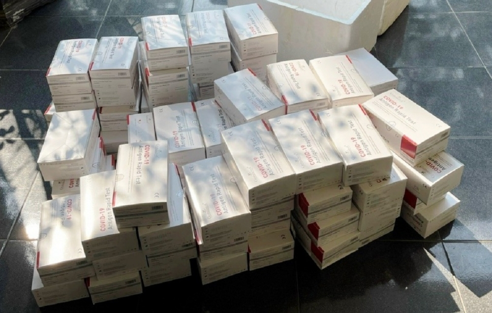 Số kit test nghi nhập lậu do Đội Quản lý thị trường số 2 (Hải Hà) phối hợp với Đội Cảnh sát giao thông số 3 (Công an tỉnh) thu giữ Số kit test nghi nhập lậu do Đội Quản lý thị trường số 2 (Hải Hà) phối hợp với Đội Cảnh sát giao thông số 3 (Công an tỉnh) thu giữ