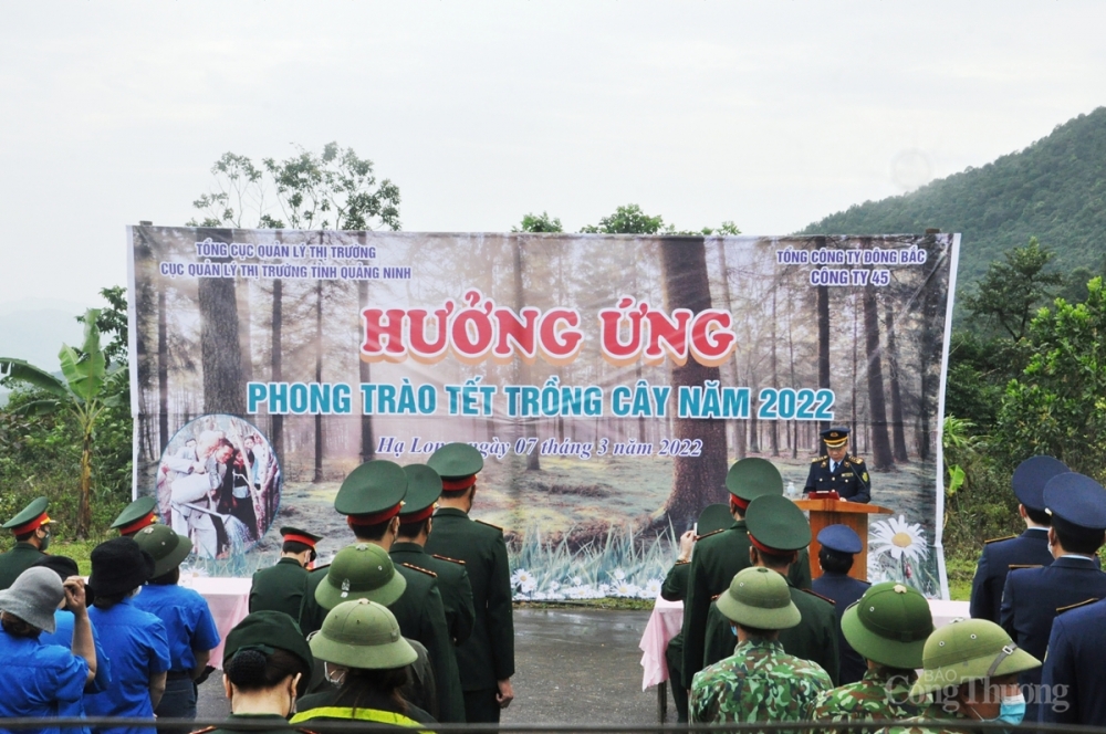 đồng thời, nâng cao nhận thức của công chức và người lao động về vai trò, ý nghĩa, tác dụng của việc trồng cây xanh, bảo vệ môi trường sinh thái, góp phần giảm nhẹ thiên tai, ứng phó với biến đổi khí hậu.