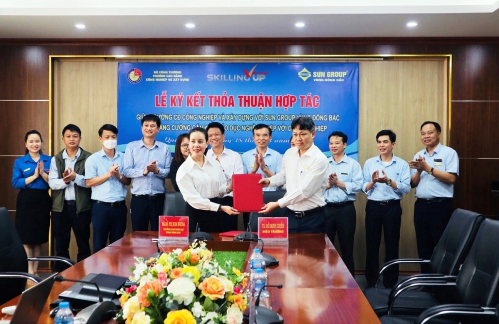 Lễ ký kết thỏa thuận hợp tác giữa Trường Cao đẳng Công nghiệp và Xây dựng với Sun Group vùng Đông Bắc về tăng cường gắn kết giáo dục nghề nghiệp với doanh nghiệp Lễ ký kết thỏa thuận hợp tác giữa Trường Cao đẳng Công nghiệp và Xây dựng với Sun Group vùng Đông Bắc về tăng cường gắn kết giáo dục nghề nghiệp với doanh nghiệp