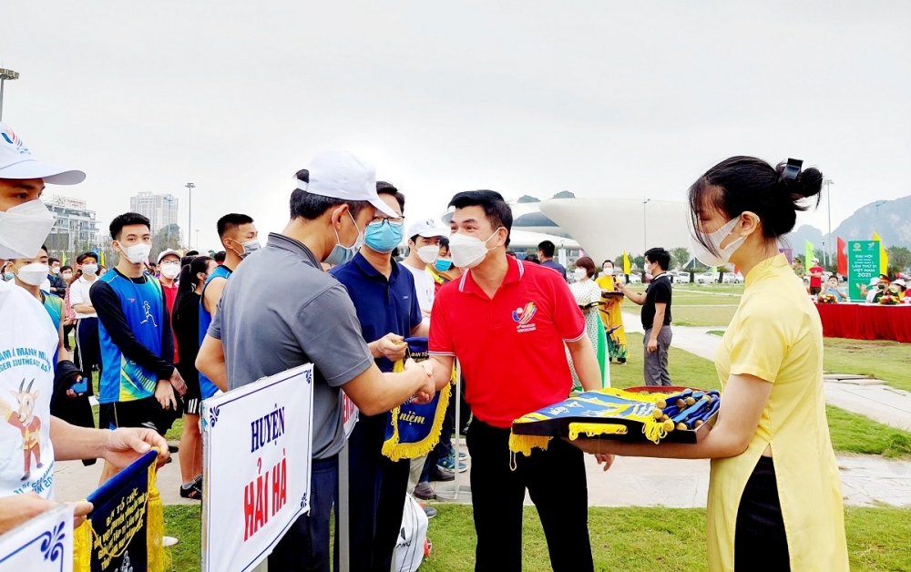 Lãnh đạo tỉnh Quảng Ninh trao cờ lưu niệm cho các đoàn vận động viên.