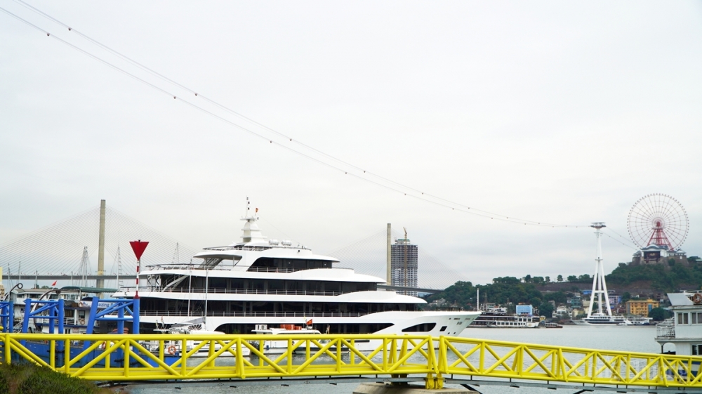 một số tàu du lịch trên vịnh Hạ Long về khai thác trên 2 tuyến tham quan ở vịnh Bái Tử Long một số tàu du lịch trên vịnh Hạ Long về khai thác trên 2 tuyến tham quan ở vịnh Bái Tử Long