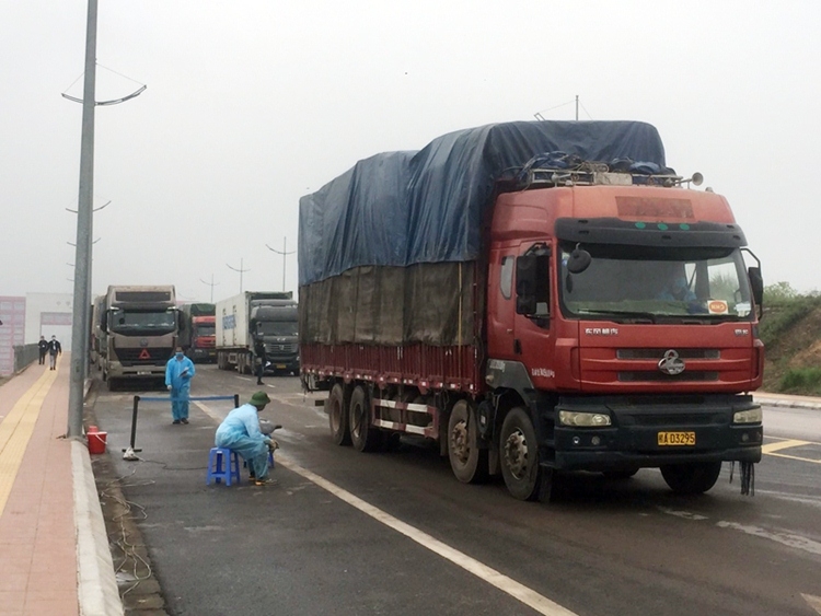 quang ninh trung binh moi ngay co hon 2000 tan hang qua cua khau bac luan 2