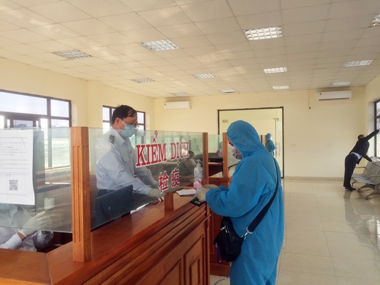 quang ninh xet nghiem sars cov 2 cho lai xe trung chuyen hang hoa xuat canh