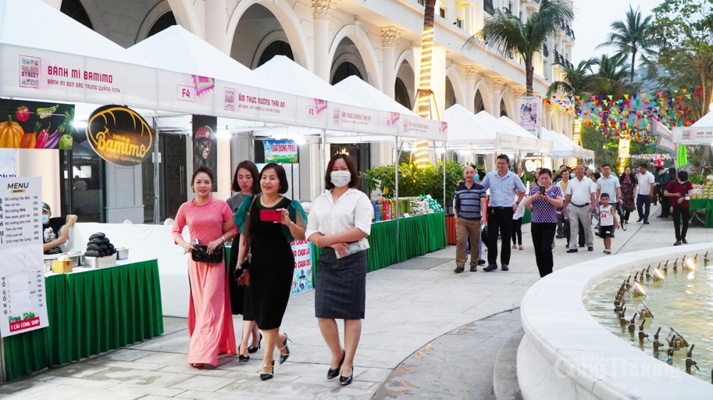 Nhiều người dân và du khách đến tham quan và mua sắm tại Ngày hội Du lịch đường phố Hạ Long lần thứ 2