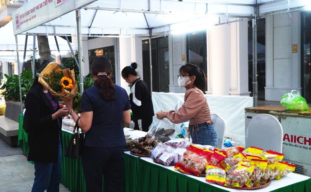 Đên với ngày hội, du khách còn có cơ hội thưởng thức nhiều đặc sản ẩm thực vùng miền từ các gian hàng ẩm thực và OCOP đến từ các địa phương của tỉnh Quảng Ninh