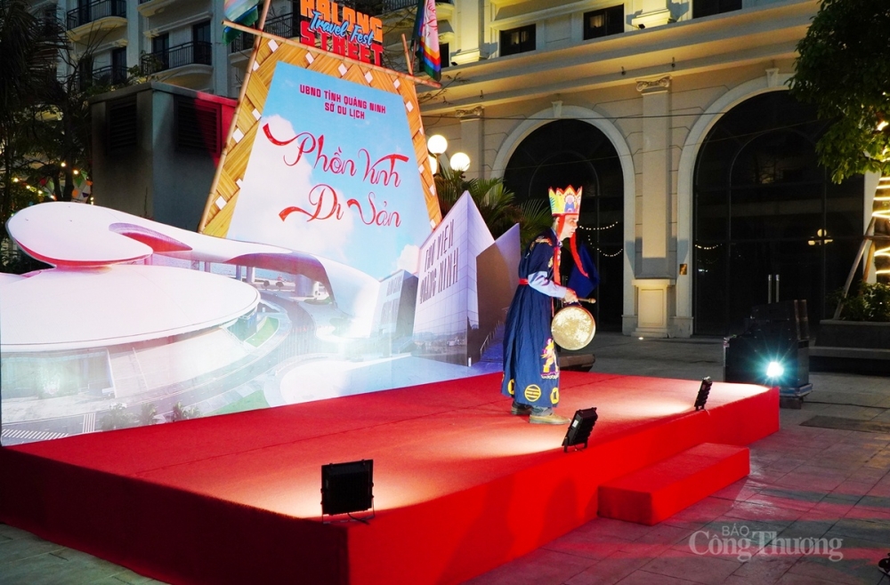 thầy cúng tái hiện trích đoạn lễ cầu mùa trong lễ hội.